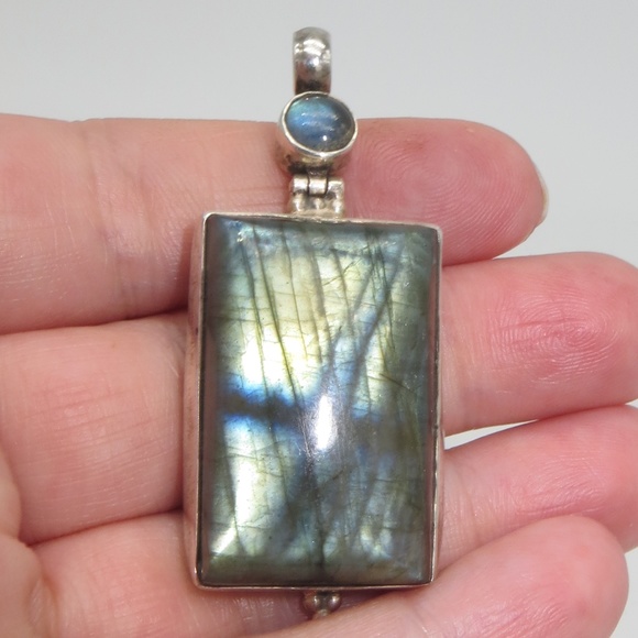 Jewelry - Beautiful Sterling Labradorite Pendant with chain